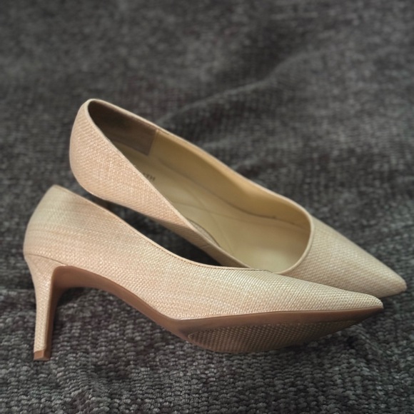 Fall Heels: tan/beige/textured/comfortable. - Picture 2 of 6